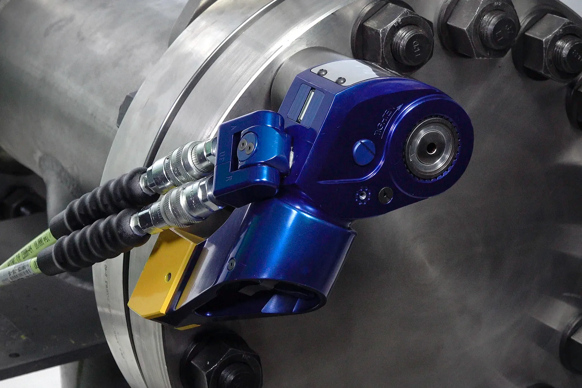 HYTORC MXT+ hydraulic torque wrench in use