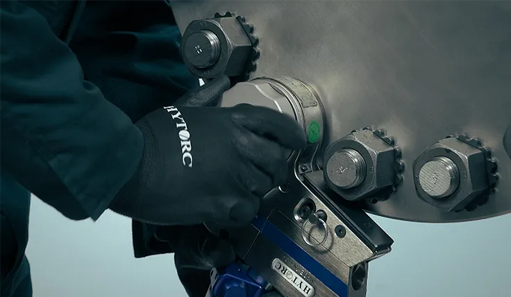 A technician attaching the Tool Retainer to the HYTORC STEALTH for hands-free operation