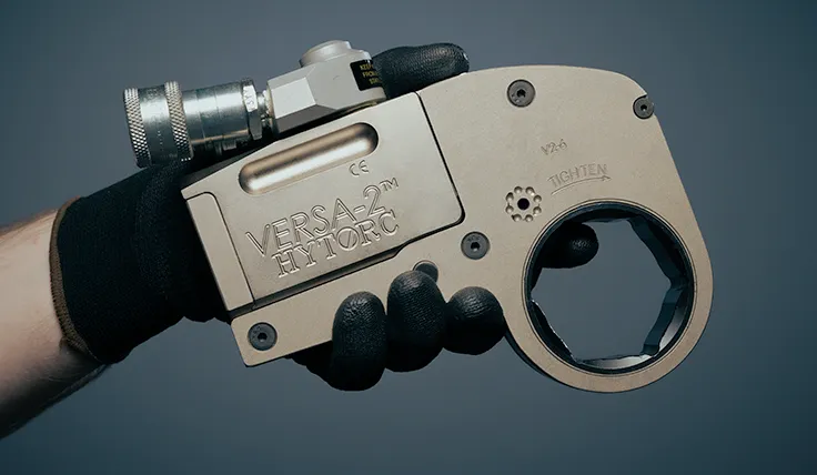 Side view of the HYTORC VERSA focused on the connection between the powerhead and the link