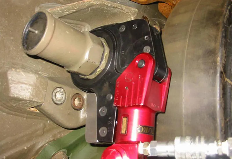 HYTORC XLCT limited clearance hydraulic torque wrench — application view